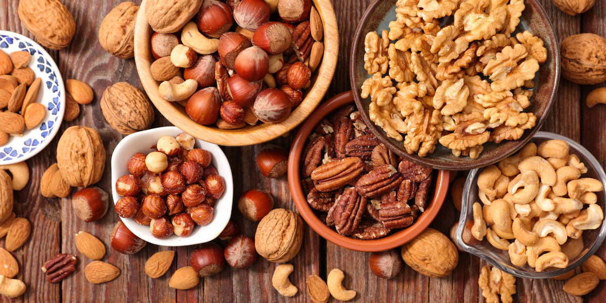 Verschiedene Nüsse, Kerne und Samen in Schüsseln auf einem Tisch