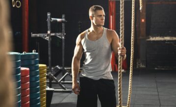 Sportler hält das Seil für sein Rope Climbing Workout in der Hand.