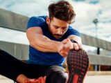 Sportler dehnt seine Beine nach seinem Workout
