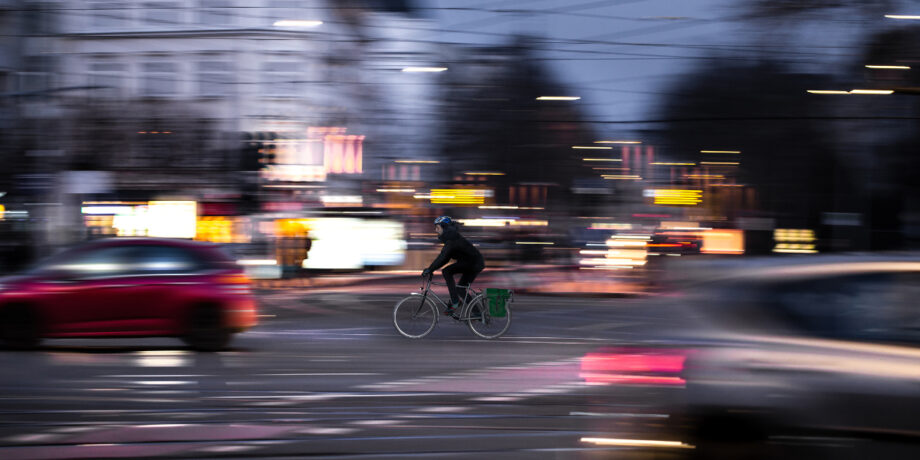 Radfahrer fährt ohne Licht durch sie Stadt
