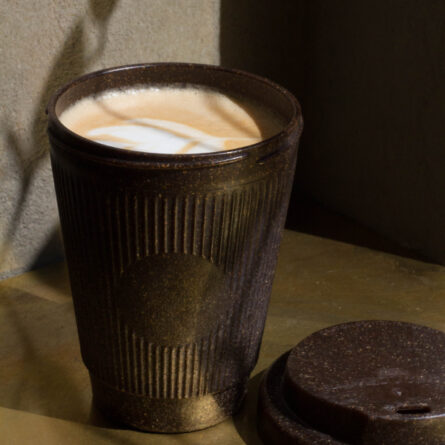 Coffee-To-Go-Becher hergestellt aus Kaffeesatz eignet sich als nachhaltiges Geschenk