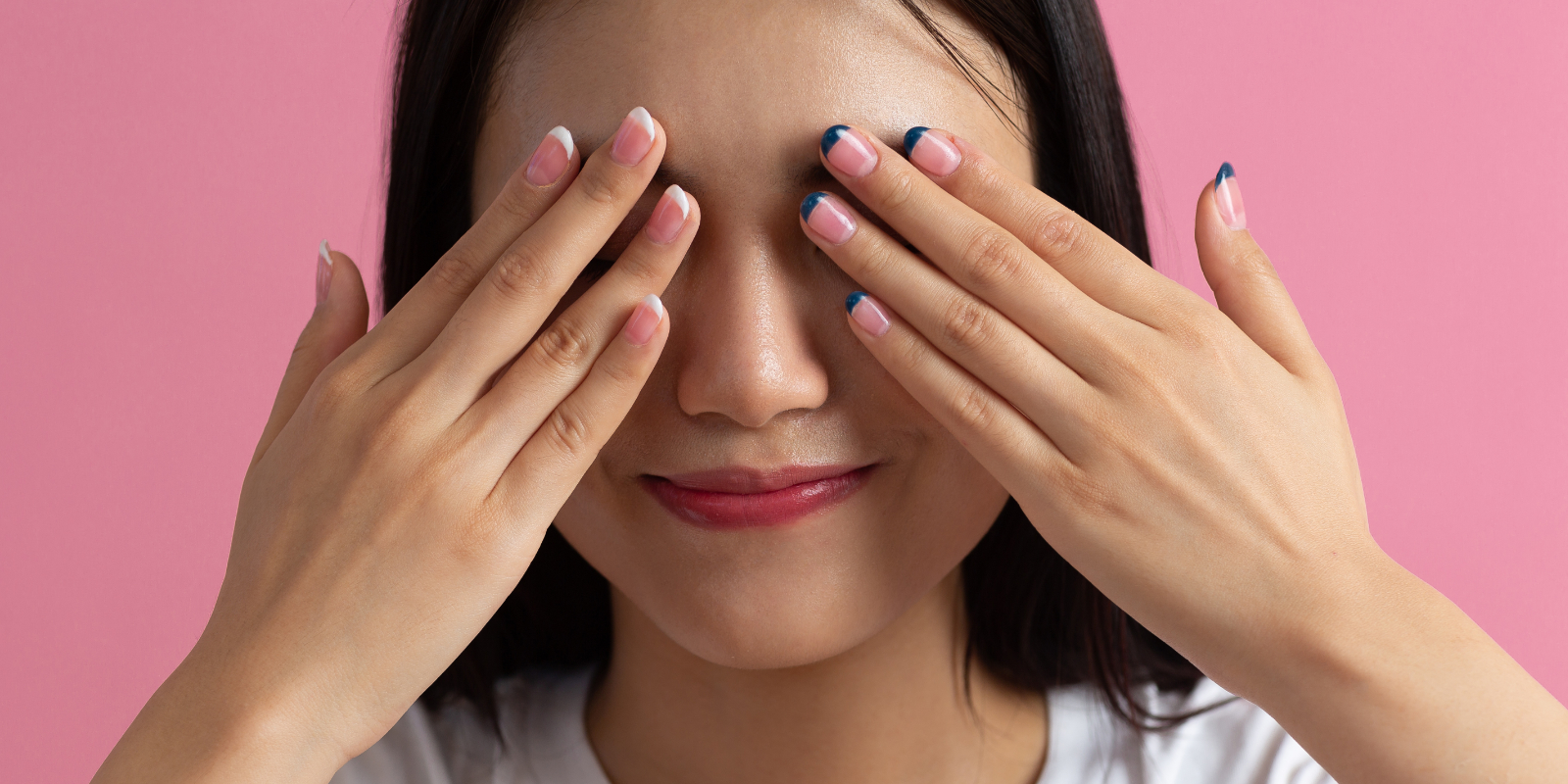 Frau macht eine Augenyoga-Übung, indem sie ihre warmen Hände auf die geschlossenen Augen legt
