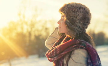 Frau sonnt sich im Winter um ihren Vitamin D Haushalt aufzufüllen