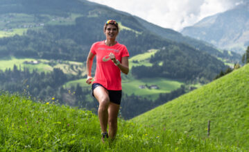 Läuferin Andrea Diethers beim Laufen in den Bergen