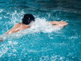 Schwimmer beim Brustschwimmen mit der richtigen Technik.