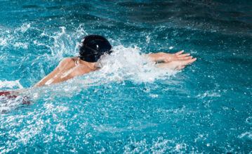 Schwimmer beim Brustschwimmen mit der richtigen Technik.