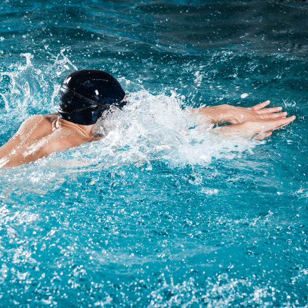 Brustschwimmen richtig lernen: der korrekte Armzug und Beinschlag
