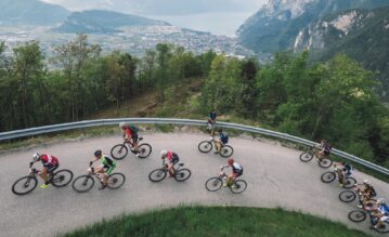 Das Festival Garda Trentino ist der Saisonauftakt für viele Biker - vor beeindruckender Kulisse. Bild: ©Miha Matavz