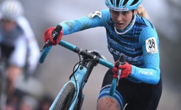 Das Ziel fest im Blick: Mountainbikerin Jolanda Neff schiebt bei einem Radquerrennen ihr Bike durch den Morast. Die 26-Jährige ist ein Weltstar in ihrem Sport. ©Ryan Bodge