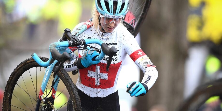 Bei internationalen Titelkämpfen fährt Neff im Dress der schweizerischen Fahrrad-Equipe. Hier wuchtet sie ihr Bike über die Schulter einen steilen Berg hinauf.©Ryan Bodge