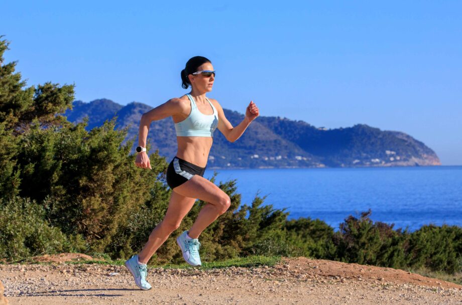 Mehr als nur Sport: Beim Laufen bekommt Leistungssportlerin Sabrina Mockenhaupt den Kopf frei. Immer dabei: Ihre Garmin-Uhr. ©Norbert Wilhemi