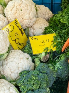 Spitzkohl, Blumenkohl, Brokkoli und Karotten: Ab Mai wird es wieder bunt auf den Wochenmärkten. ©elxeneize