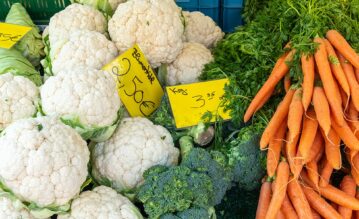 Spitzkohl, Blumenkohl, Brokkoli und Karotten: Ab Mai wird es wieder bunt auf den Wochenmärkten. ©elxeneize