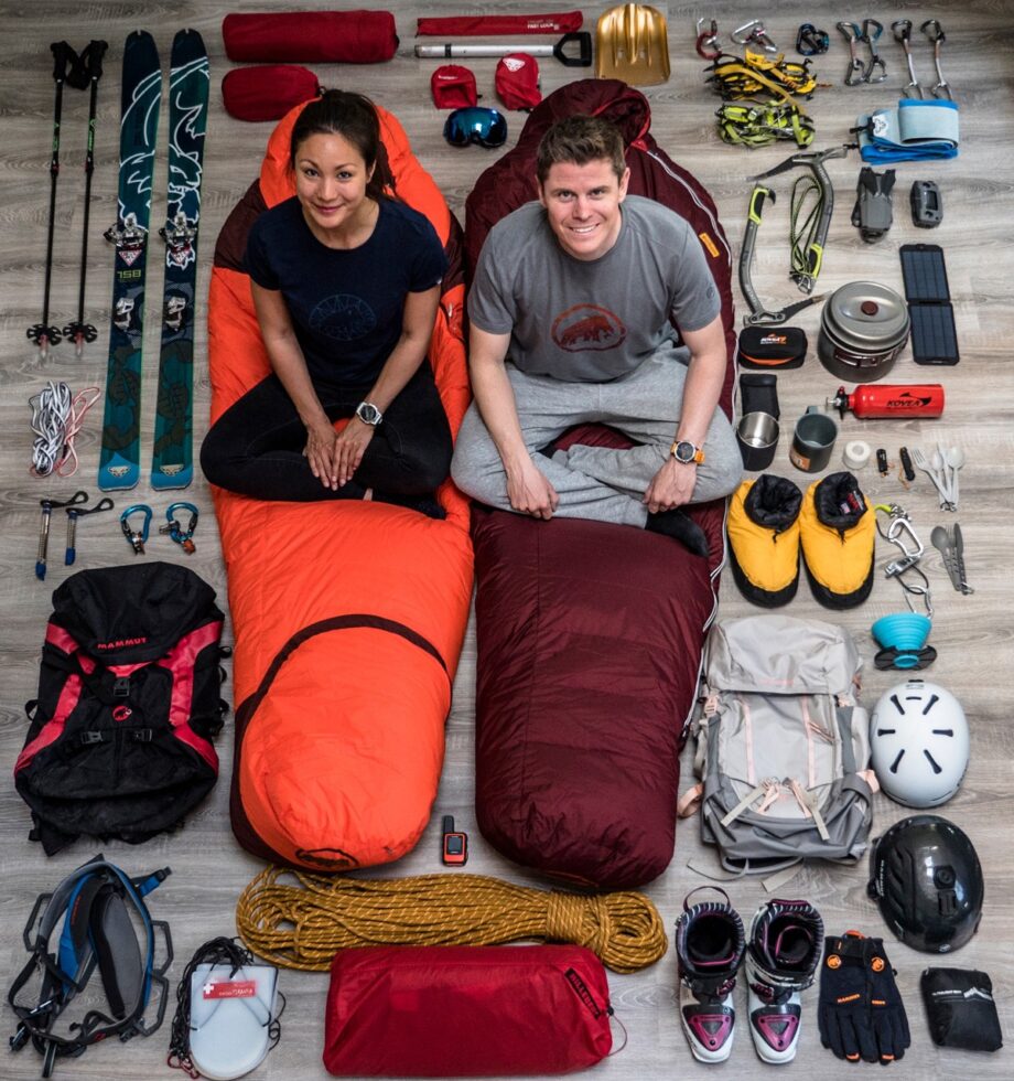 Vicky und Philip mit ihrem Equipment für Alaska. Ein Garmin inReach mini und zwei Uhren aus der fēnix-Serie” gehören zur Ausrüstung. © privat