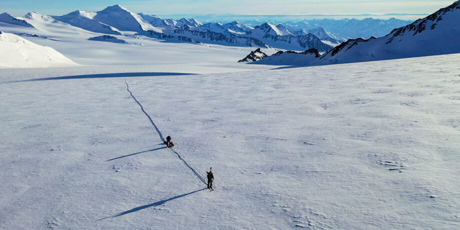 Zwei Farbtupfen im ewigen Weiß. Kilometerlange Traversen auf Ski verlangten viel Kraft. © privat