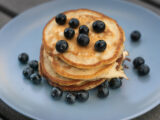 Bananen-Pancakes für deinen Frühstückstisch. Dazu passen frische Blaubeeren. © Redaktion