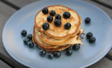 Bananen-Pancakes für deinen Frühstückstisch. Dazu passen frische Blaubeeren. © Redaktion