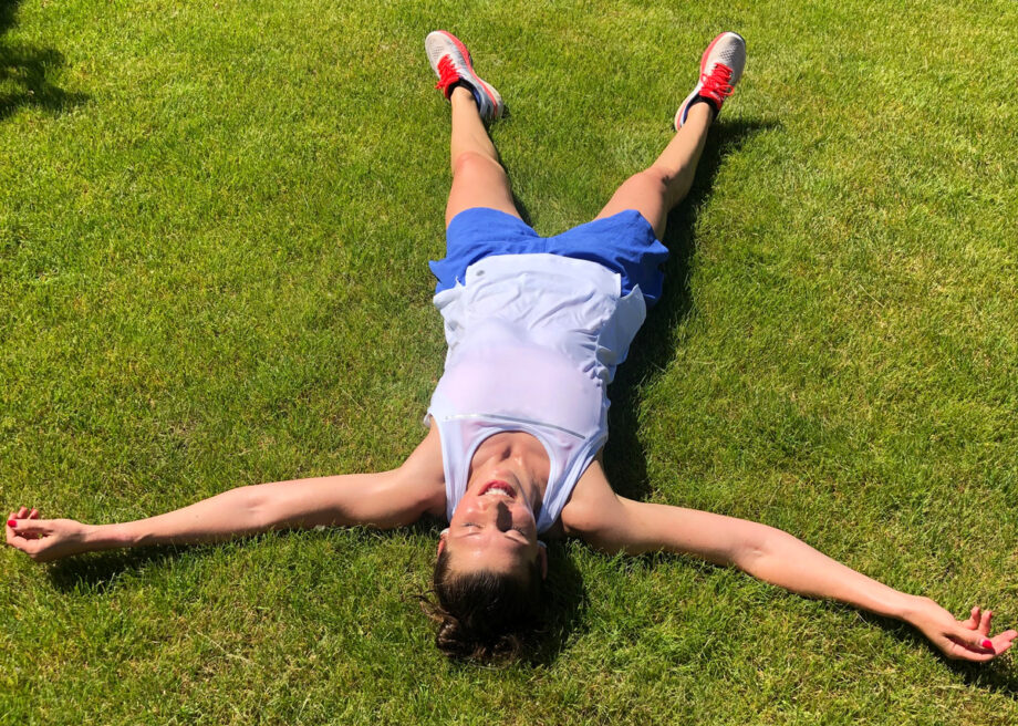 Andrea hat sich bei ihrem Intervall-Training voll ausgepowert – und erholt sich erst mal in der Sonne auf ihrem Rasen. © privat
