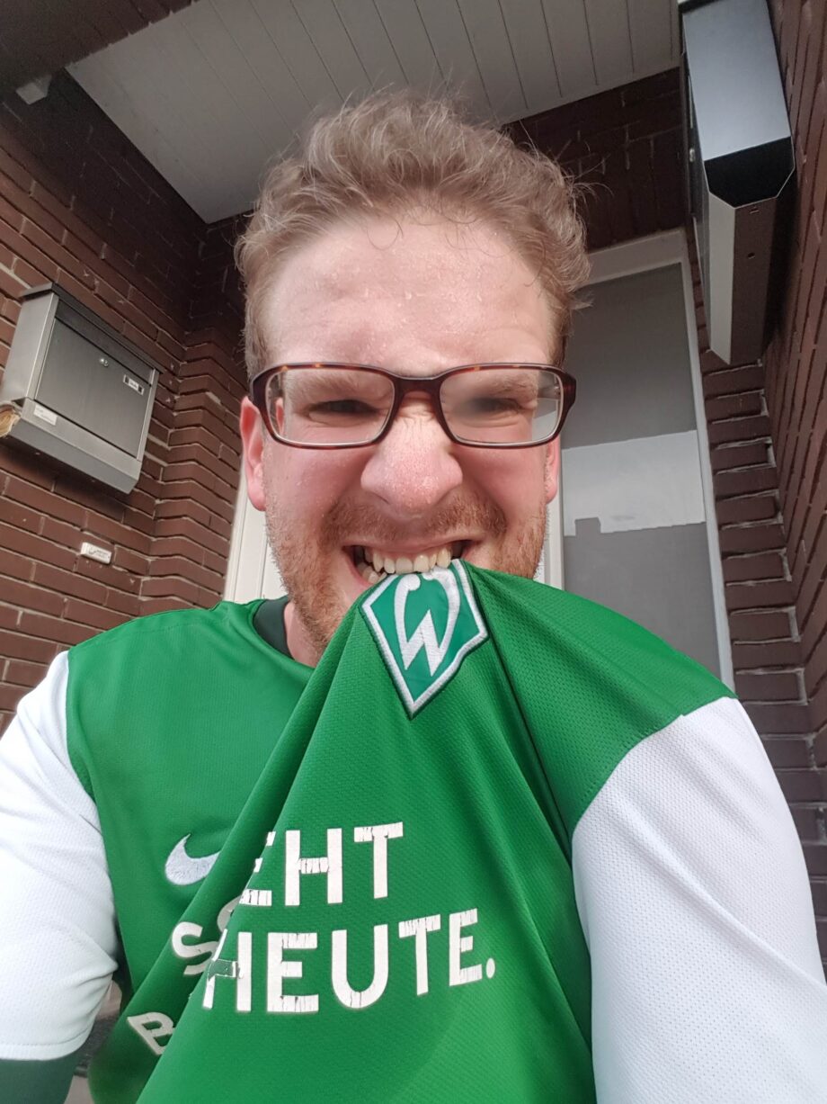 Im Trikot seines Lieblingsvereins (Werder Bremen).
