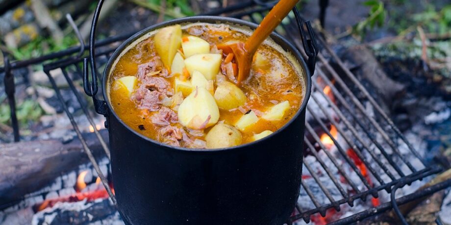 Eintöpfe, Suppen und Schmorgerichte lassen sich perfekt am offenen Feuer zubereiten. © AlisLuch/iStock/Getty Images Plus/Getty Images