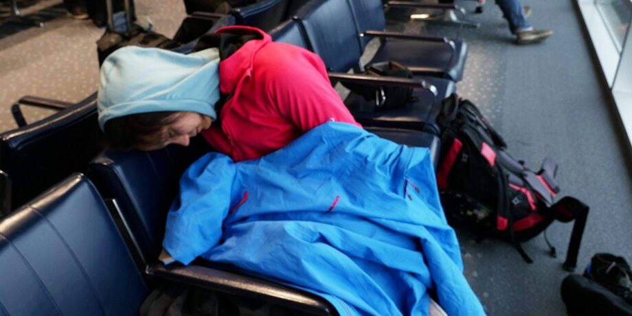 Vicky im Stuhl schlafend am Flughafen Denver.
