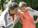Stefan Kohfahl mit einem Schüler der Real Madrid Fußball-Clinics beim Training.