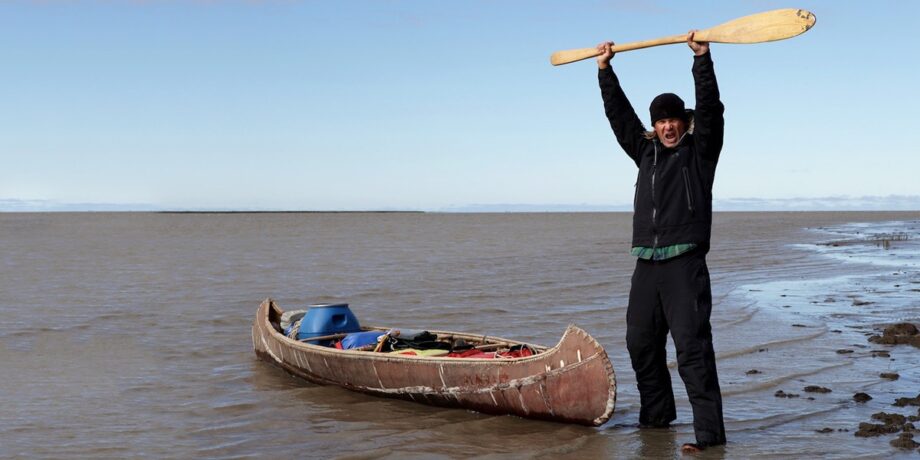 Geschafft: Rohrbach feiert seine erfolgreiche Befahrung des Yukons an der Mündung zur Beringsee.