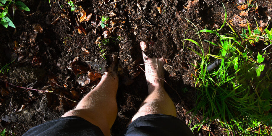 Fußpflege im Wald. Die feuchte Erde umschmeichelt die Zehen.