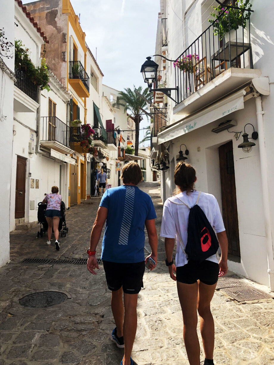 Andrea Diethers und Jan schlendern durch die Gassen von Ibiza.