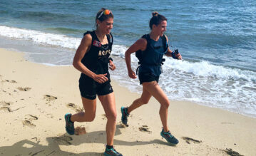 Andrea Diethers und ihre Freundin Manon beim Laufen am Strand.