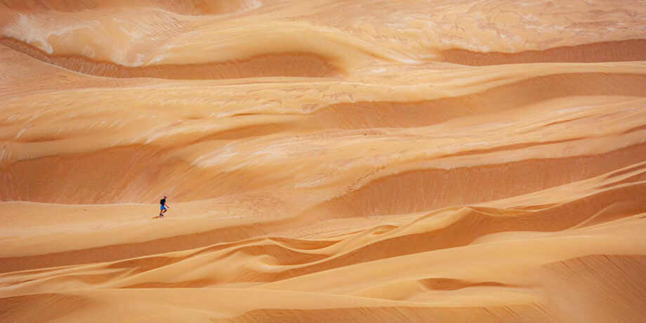 Ein Läufer kämpft sich durch die Sanddünen von Marokko.