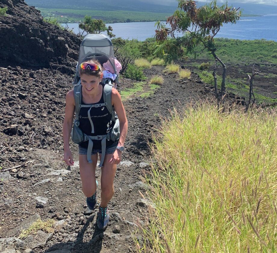 Andrea wandert mit ihrer Tochter Naja durch die Landschaft von Hawaii