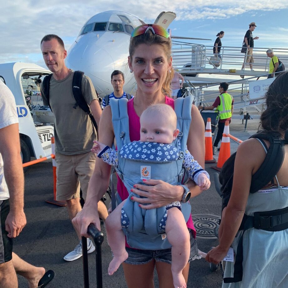 Andrea steigt mit ihrer Tochter Naja auf Hawaii aus dem Flugzeug