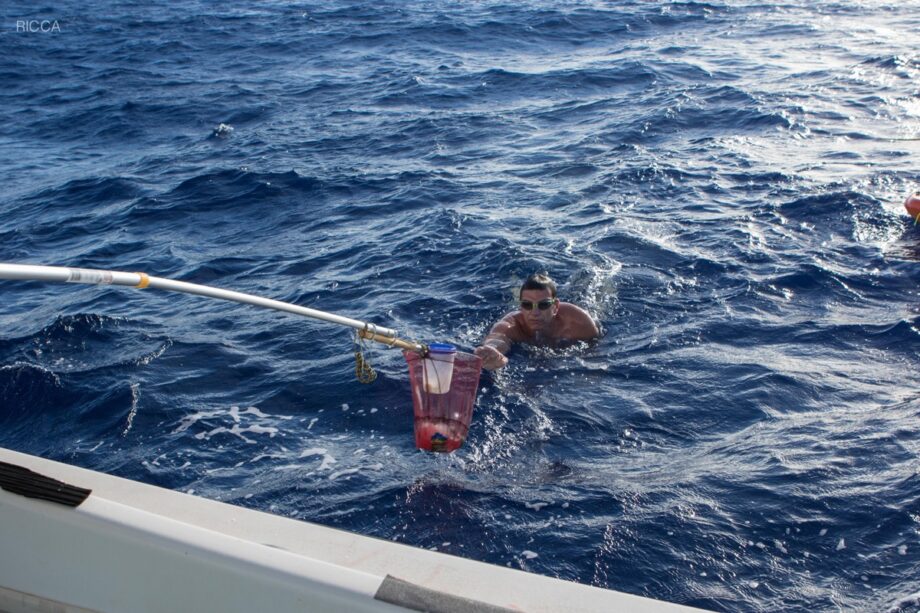 André Wiersig wird während des Schwimmens mit Essen von einem Boot versorgt.