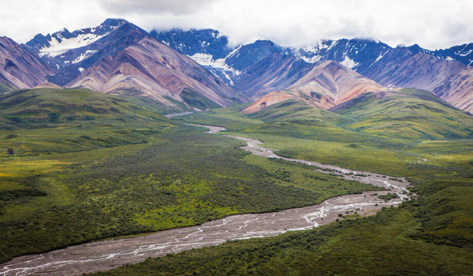 Ein leeres Flussbett in Alaska