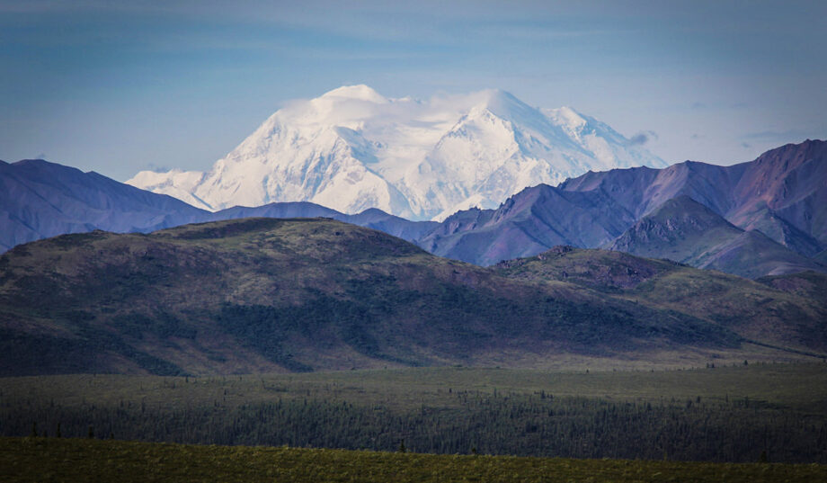 Der Berg Denali in Alaska bedeckt mit Schnee.