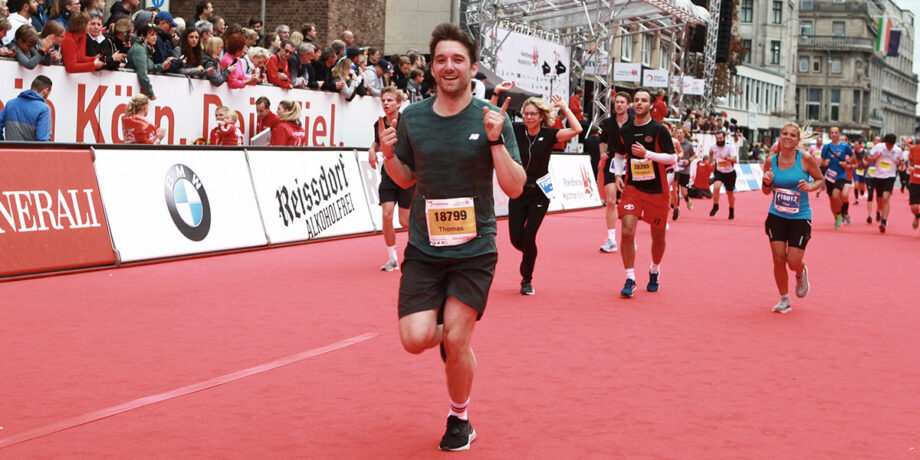 Thomas beim Einlauf ins Ziel seines dritten Halbmarathons.