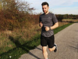 Thomas hält seinen Trainingsplan ein und läuft über einen Feldweg.