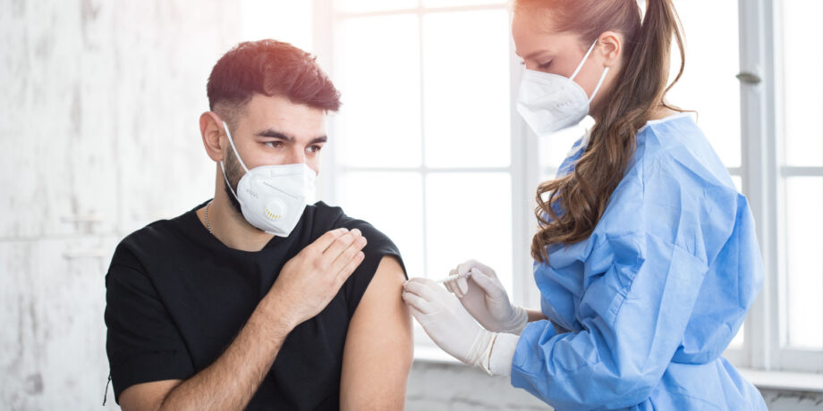 Junger Sportler wird beim Arzt gegen Grippe geimpft