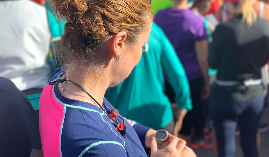 Anna checkt ihre Werte auf ihrer Garmin Uhr nach dem Marathon