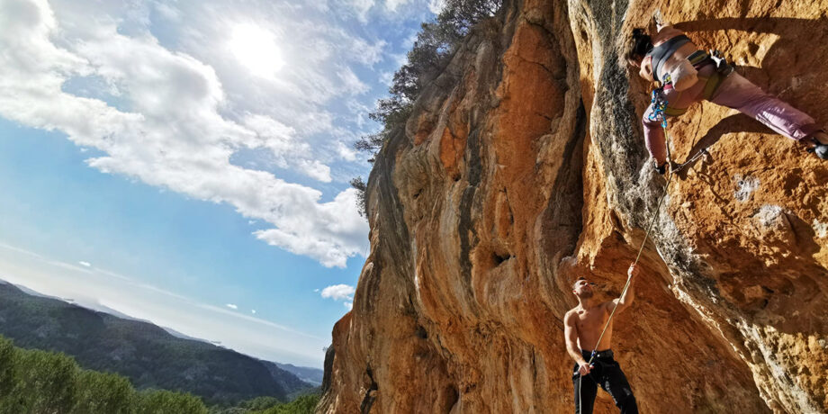 Julia Wurm beim Klettern an einer steilen Felswand