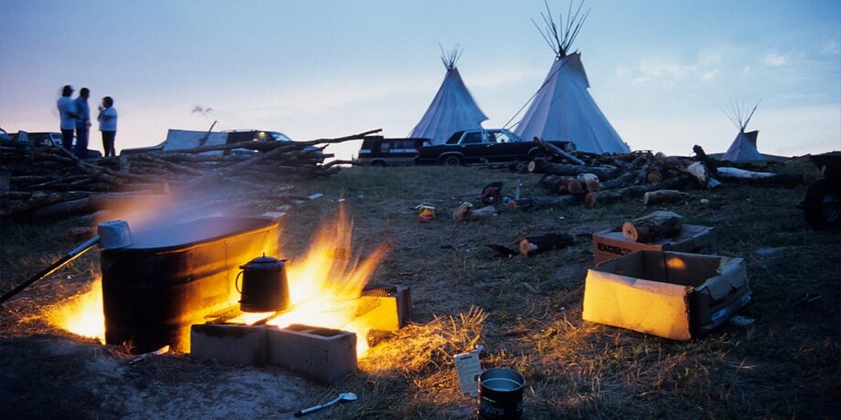Ein Tipi-Camp in der Prärie. Das Feuer ist die wichtigste Wärmequelle am Abend.