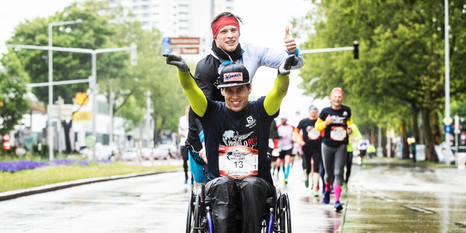 Lukas Müller mit einem Freund bei einem Rollstuhlrennen