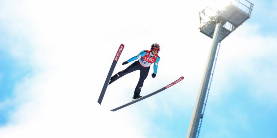 Der ehemalige Skispringer Lukas Müller bei einem Sprung in der Luft