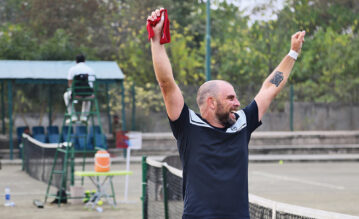 Tennisspieler Felix Hutt freut sich über einen Sieg