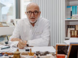 Prof. Dr. Helmut K. Seitz sitzt an seinem Schreibtisch