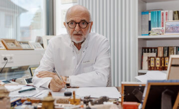 Prof. Dr. Helmut K. Seitz sitzt an seinem Schreibtisch