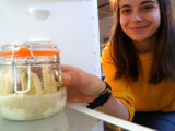 BeatYesterday-Redakteurin Anna holt ihre Bananen-Birnen-Overnight Oats aus dem Kühlschrank