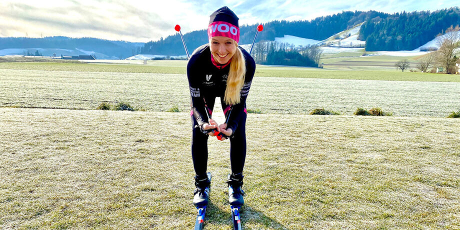 Eva Hürlimann auf Skiiern auf grünem Rasen