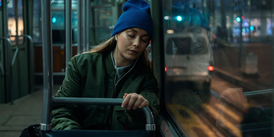 Frau schläft im Bus